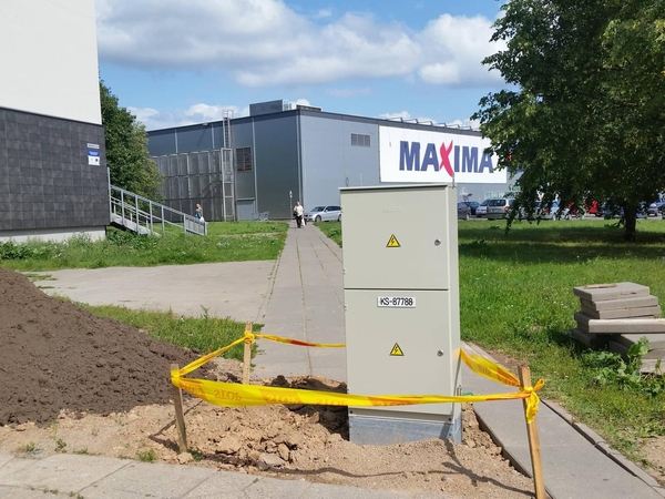 Elektros skydinė – ant pėsčiųjų tako: ne vienas užsisvajojęs nosį prasiskels