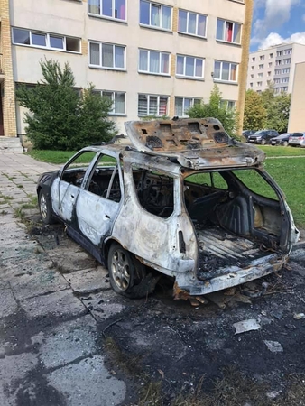 Naktį daugiabučio kieme kilo gaisras – automobilis virto fakelu (vaizdo įrašas)