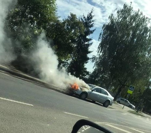 Šančiuose liepsnos prarijo „Ford“ 