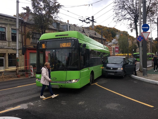 Po troleibuso ir mikroautobuso avarijos stoja eismas Kauno centre
