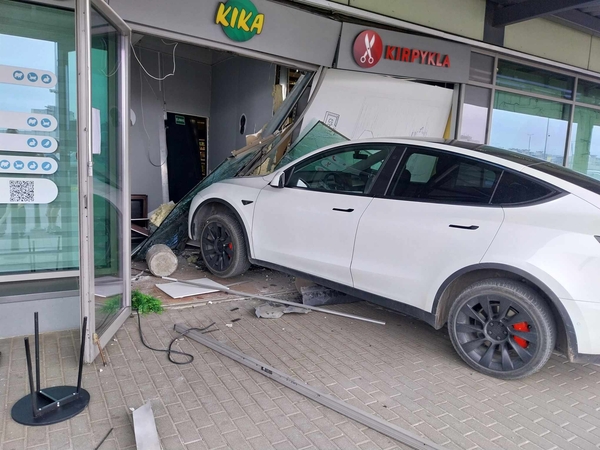 Avarija „Megoje“: vairuotoja sumaišė pedalus – „Tesla“ sulindo į vitriną 