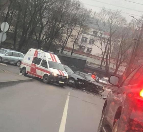 Šančiuose – dviejų „Audi“ automobilių avarija: yra sužeistų