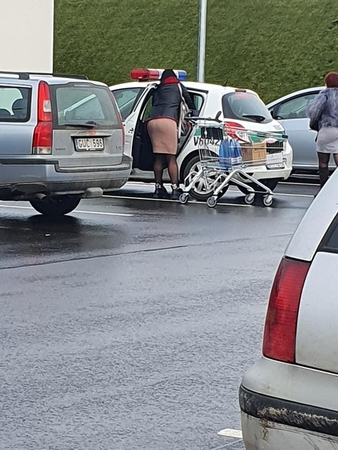Suglumino: moterys civiliais drabužiais atvyko apsipirkti policijos automobiliu 