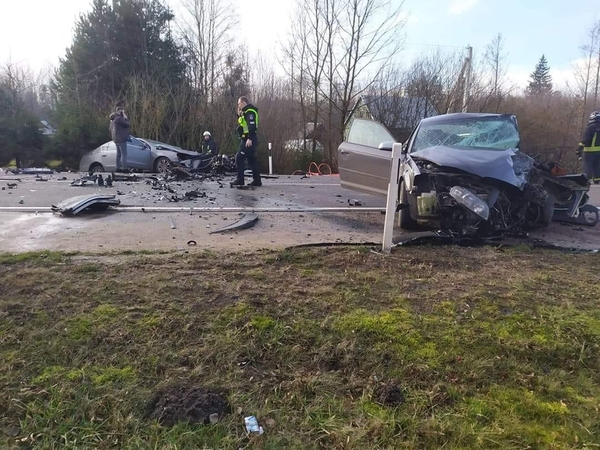 Ilgakiemyje – stipri avarija: automobiliai suknežinti, vairuotojai – medikų rankose