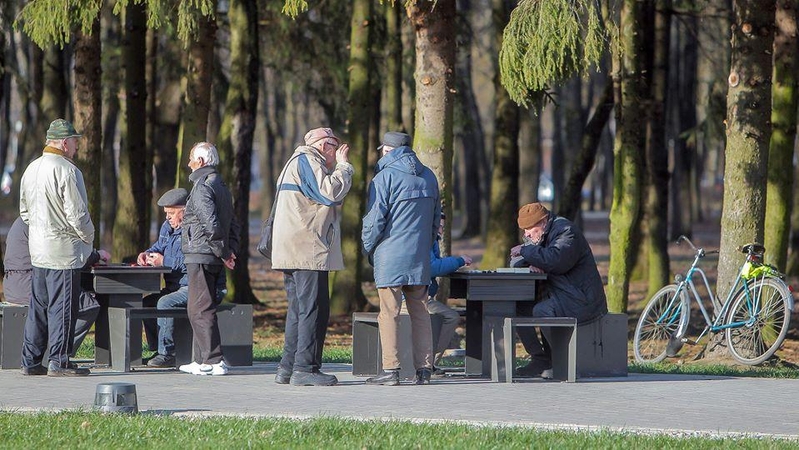 Specialistė kreipiasi į parkuose vaikštinėjančius senolius: žaidžiate su ugnimi