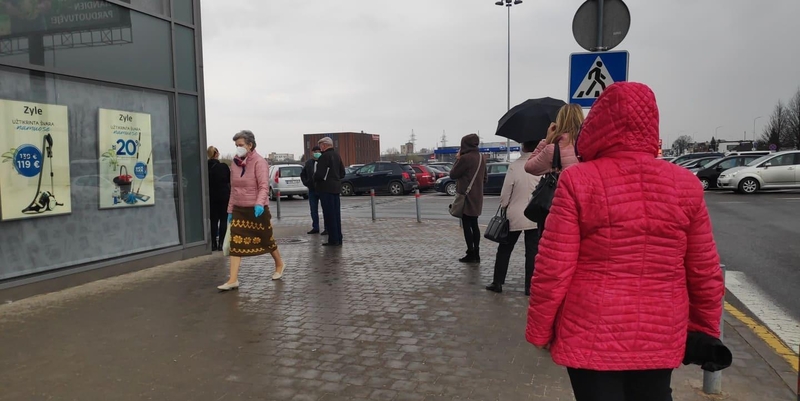 Užfiksavo: prie Aleksoto „Maximos“ nusidriekė pirkėjų eilės