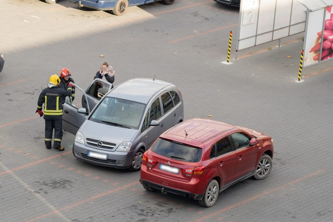 Ugniagesiai skubėjo į V. Krėvės prospektą: išvadavo automobilyje buvusį vaiką
