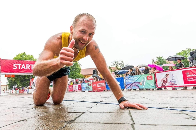 vienas, savame kosmose, tai savotiška meditacija. Siekiamybė: bėgant maratoną G.Drebuliui nesvarbus rezultatas – jis tiesiog mėgaujasi bėgimu ir įveikia asmeninius iššūkius.