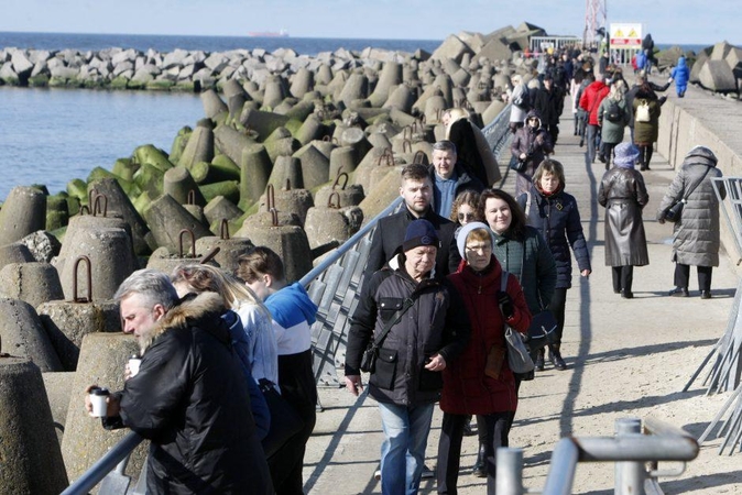 Klaipėdiečiai plūstelėjo prie jūros: žmonių – lyg vasarą