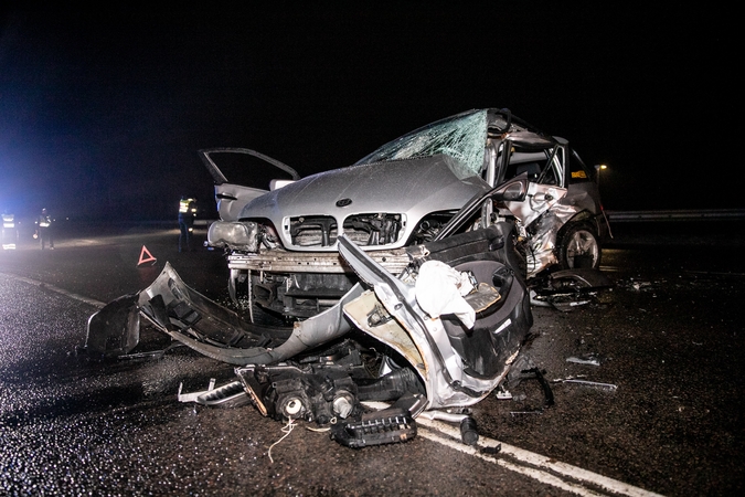 Smarki avarija Kaune: iš BMW liko tik metalo krūva, nukentėjo šeši žmonės
