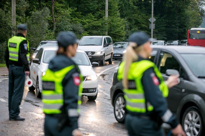 Šventinį savaitgalį įkliuvo šimtas girtų vairuotojų, pusę jų baus griežčiau