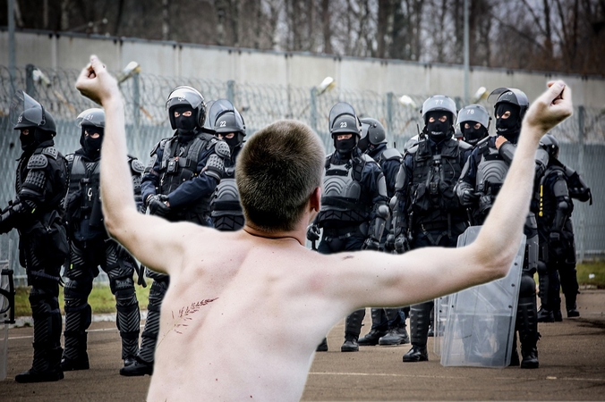 Marijampolės kalėjime – protesto akcija: nuteistieji iki gyvos galvos badauja, žalojasi