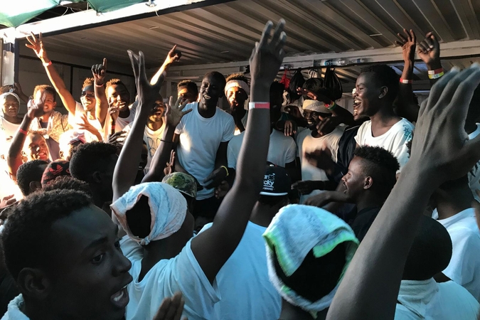 Ispanija pasiūlė priimti laivą su daugiau nei šimtu migrantų 