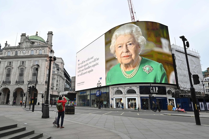 Britų karalienė dėl viruso krizės paprašė jos gimtadienio proga nerengti saliuto