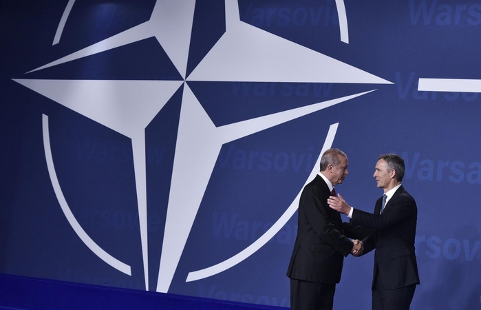Recepas Tayyipas Erdoganas (kairėje) ir Jens Stoltenberg (dešinėje)