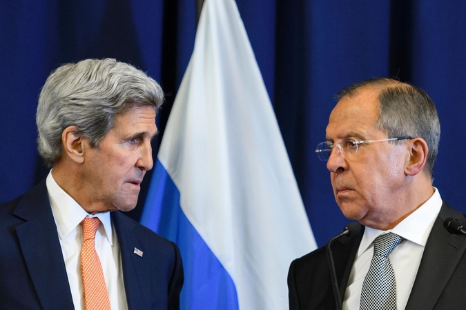Johnas Kerry (kairėje) ir Sergejus Lavrovas (dešinėje)