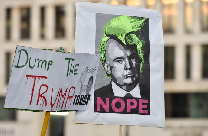 Neištesėti D. Trumpo pažadai piktina Škotijos kaimą