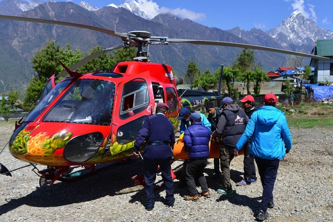 Nepalas uždraudė pavieniams alpinistams kopti į Everestą