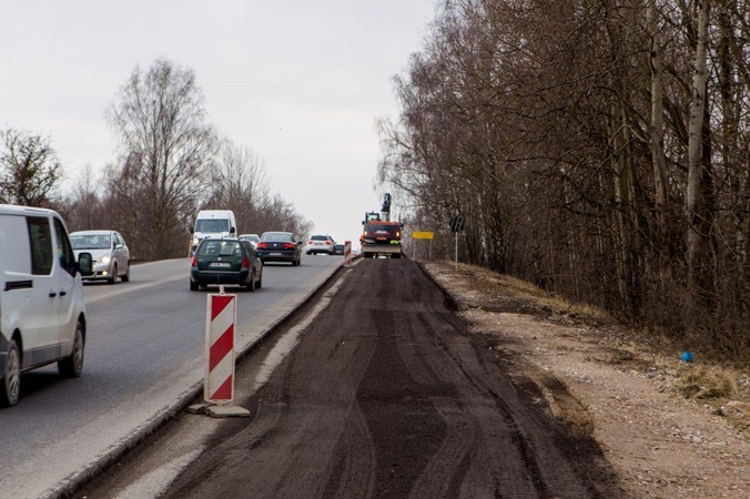 Svarbu vairuotojams: draudžiamas eismas Ateities plento viaduku