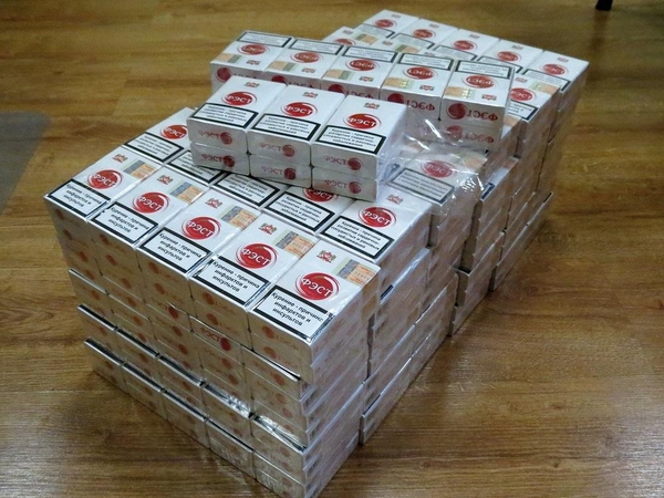 Po sofa laikyti rūkalai užtraukė tūkstantinę baudą