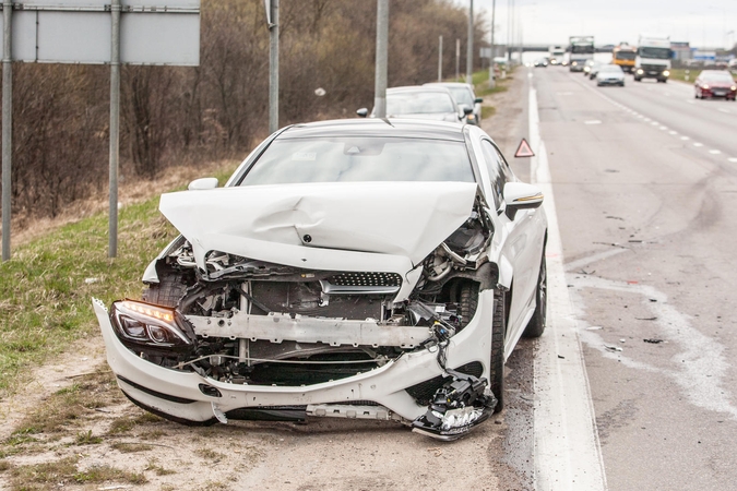 Netoli „Megos“ kelio nepasidalijo mersedesas ir „Audi“ – vienas jų atsidūrė griovyje