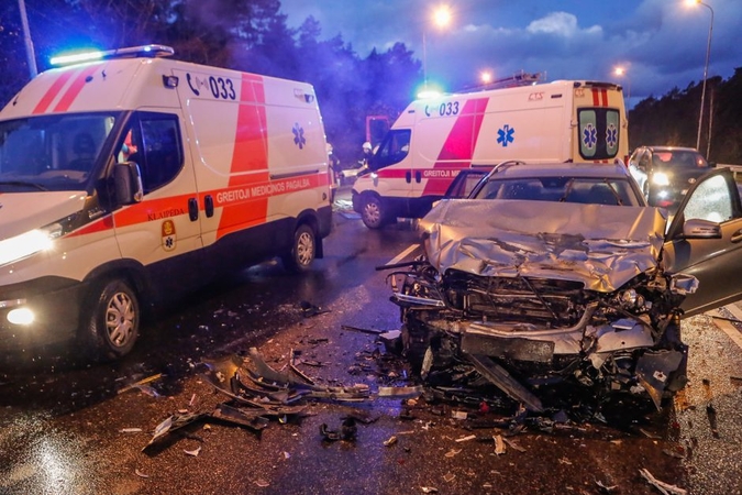 Šilainiuose girtas kelių erelis prisiskraidė: išlėkė į priešpriešinę eismo juostą ir sukėlė avariją