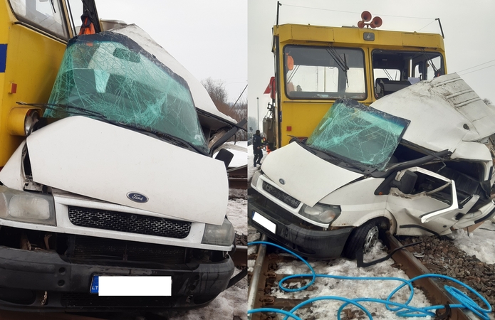 Kėdainių rajone traukinys susidūrė su mikroautobusu: gelbėtojai vadavo prispaustą žmogų