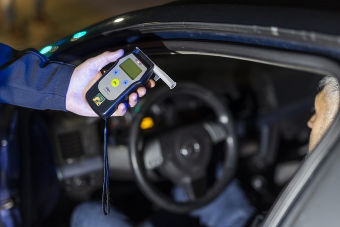Vidury nakties prie „Volvo“ vairo – vos ant kojų pastovintis vairuotojas