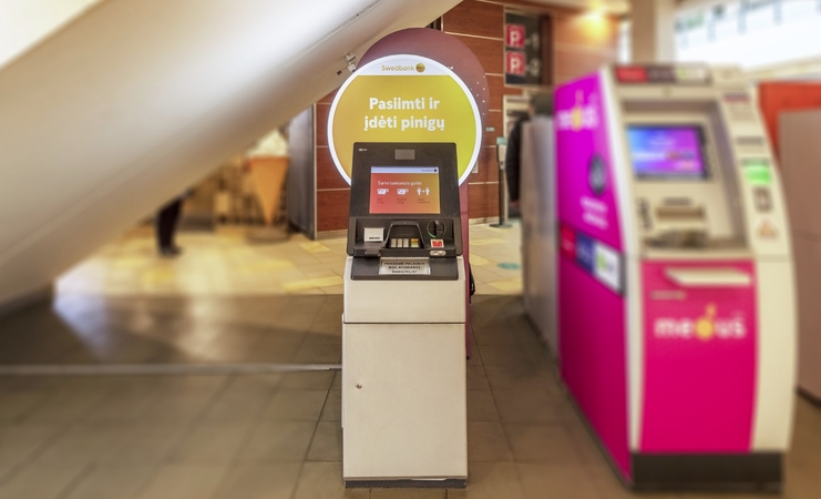 „Swedbank“ naujovė: diegia bankomatus su jutikliniais ekranais