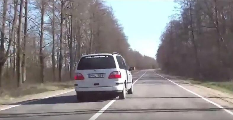 Stipriai greitį viršijęs vairuotojas teisinosi susiginčijęs su keleiviu