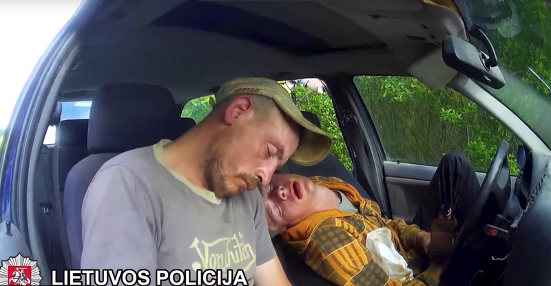 Po sukeltos avarijos miegojusius girtus vyrus žadino ir pareigūnai, ir mamos
