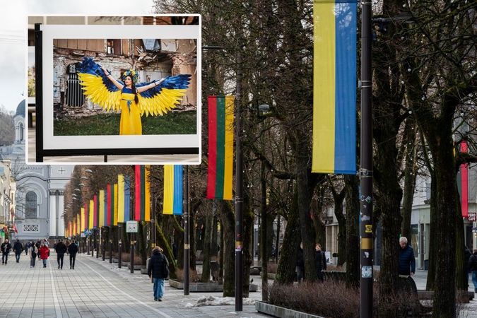 Kaunas siunčia palaikymo žinutę Ukrainai: artėjant karo metinėms Laisvės alėjoje suplazdėjo vėliavos