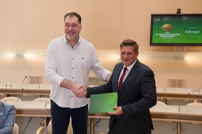 Arvydas Sabonis (kairėje) ir Tadas Širvinskas (dešinėje)