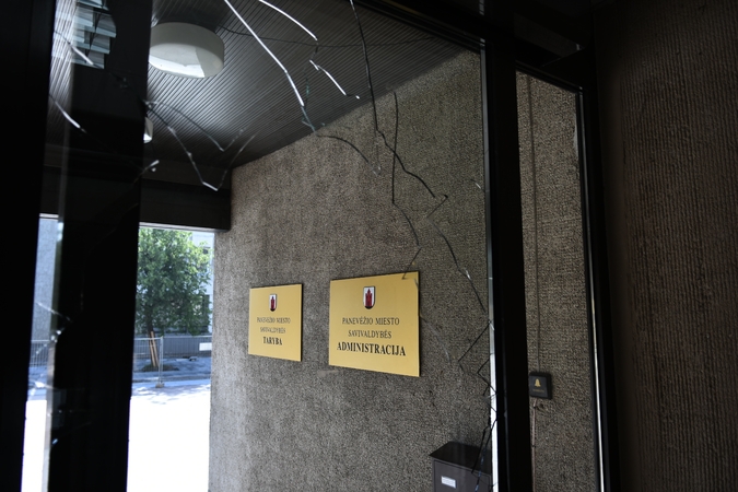 Panevėžyje moteris išdaužė savivaldybės durų stiklą