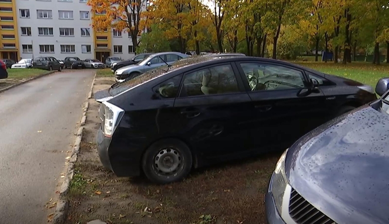 Girti jaunuoliai pagrobė taksisto mašiną ir apkūlė tris automobilius