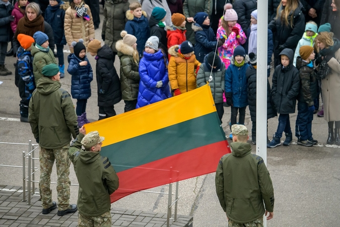 Šimtai balsų iš visos širdies gieda Tautišką giesmę (vaizdo įrašas)