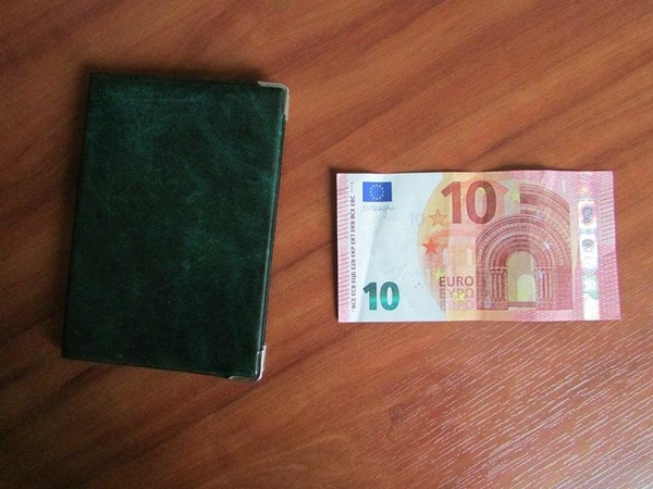 10 eurų kyšis atsakomybės pilietei išvengti nepadėjo 