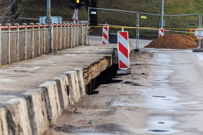 Vieni jau uždaryti, kituose eismas ribojamas iš dalies: ar saugu važiuoti Lietuvos tiltais?