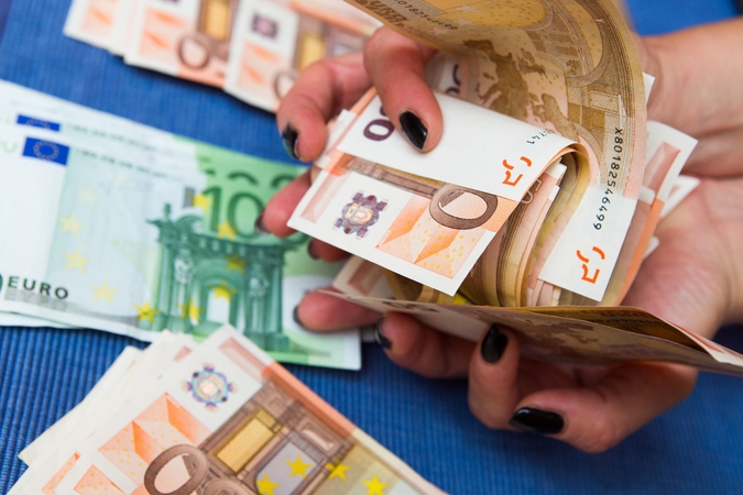Už sukčiavimą nuteista banko darbuotoja realaus laisvės atėmimo išvengė