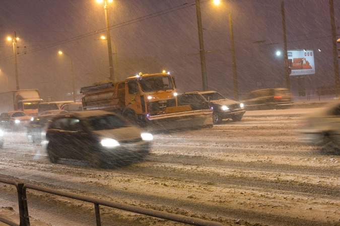 Įspėja: naktį eismo sąlygas sunkins plikledis, gali šalti iki -14