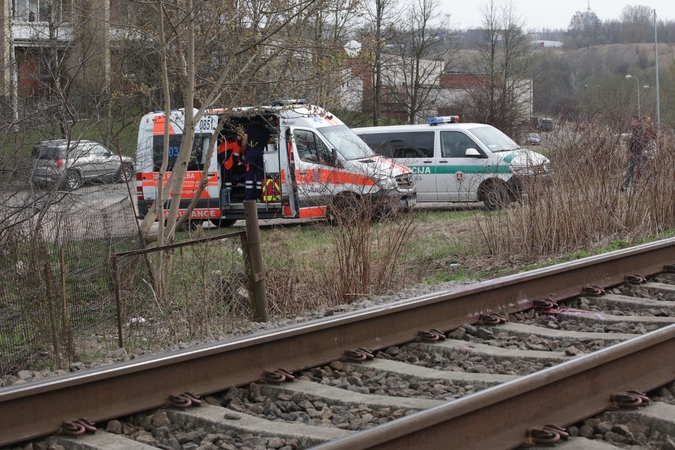 Tragedija Joniškio raj.: sužalotas ant traukinio bėgių sėdėjęs jaunas vyras ligoninėje mirė