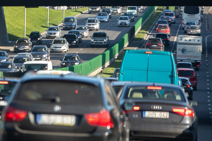 Savininkai turėtų sunerimti: seni automobiliai nebebus registruojami?