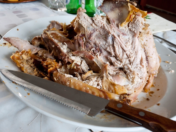 Pošventinė dilema – ką daryti su maisto likučiais: suvalgyti ar išmesti?