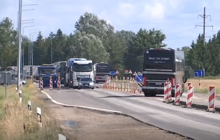 Dėl kelio darbų siaubingose spūstyse strigę vilkikų vairuotojai: tikras hemorojus