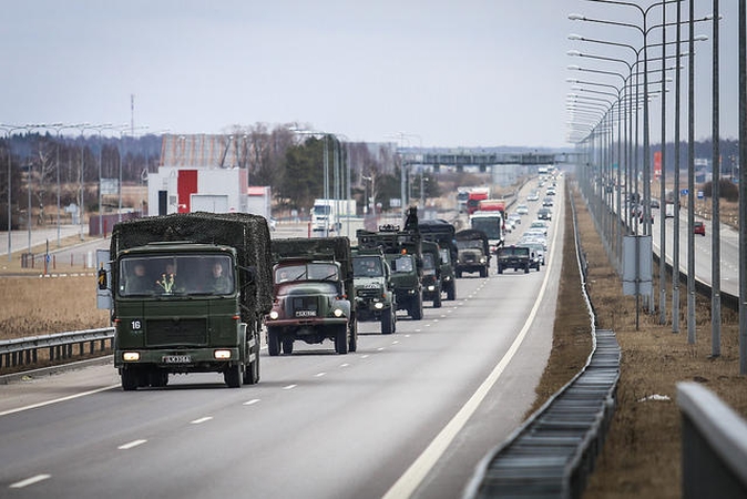 Nusiteikite eismo pokyčiams: šalies keliais intensyviai judės karinė technika