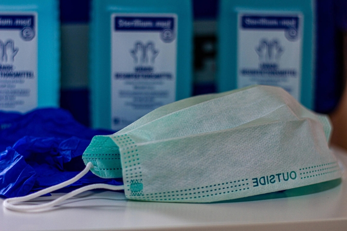 Panika veda iki absurdo: iš Klinikų žmonės vagia medicinines kaukes 