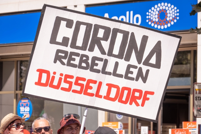 Berlyne aidi protestai: žmonės piktinasi dėl koronaviruso įvestų apribojimų