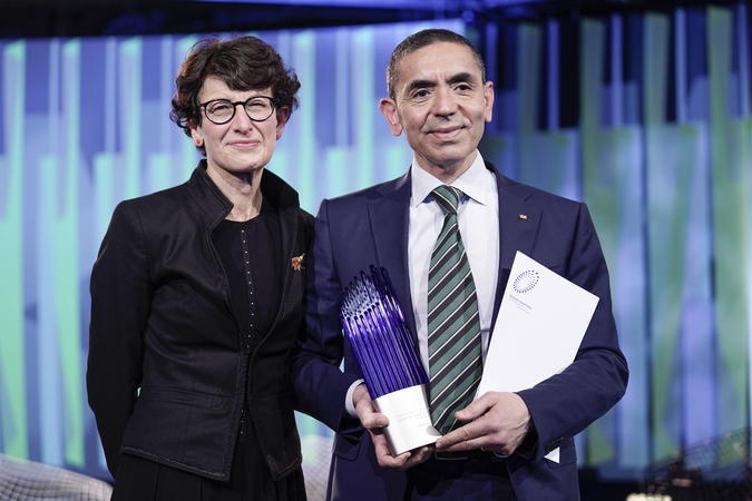 Ant naujų eurobanknotų siūlo įamžinti „BioNTech“ įkūrėjus