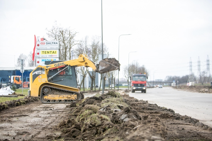 Nesustoja: miesto gatvėse kelininkai dirba įprastu ritmu.