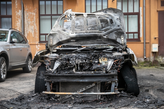 Kaune siaučia padegėjai: supleškintas automobilis ir sandėliuko durys